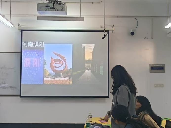 女人们在房间里 AI 生成的内容可能不正确。