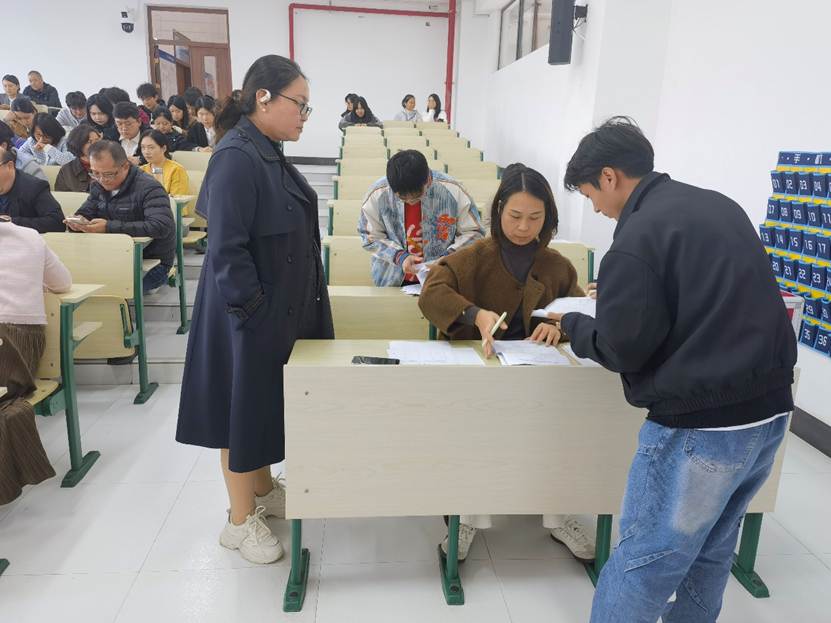 一群人站在桌子边 AI 生成的内容可能不正确。