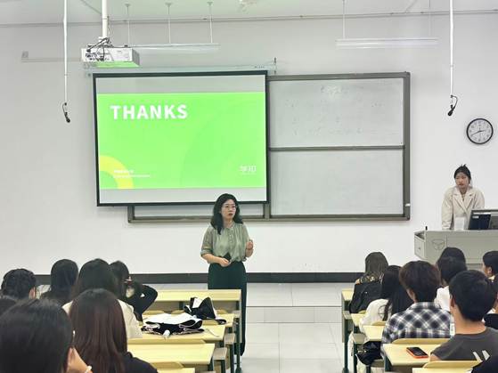 会议室里的人们 AI 生成的内容可能不正确。