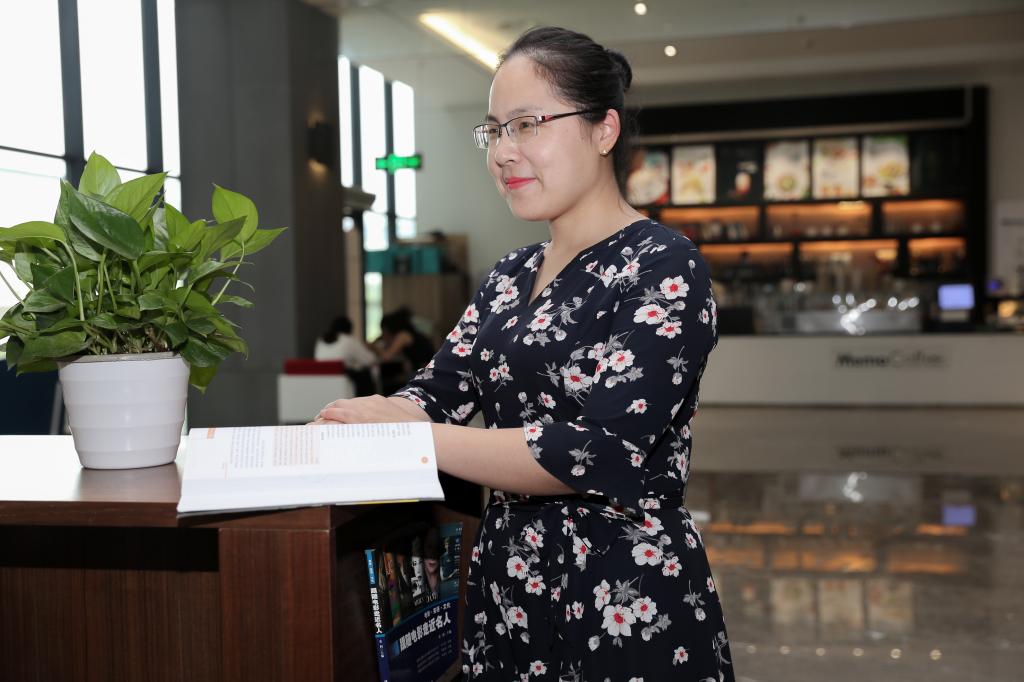 张思颖,1982年11月生,武汉理工大学在读博士,副教授.